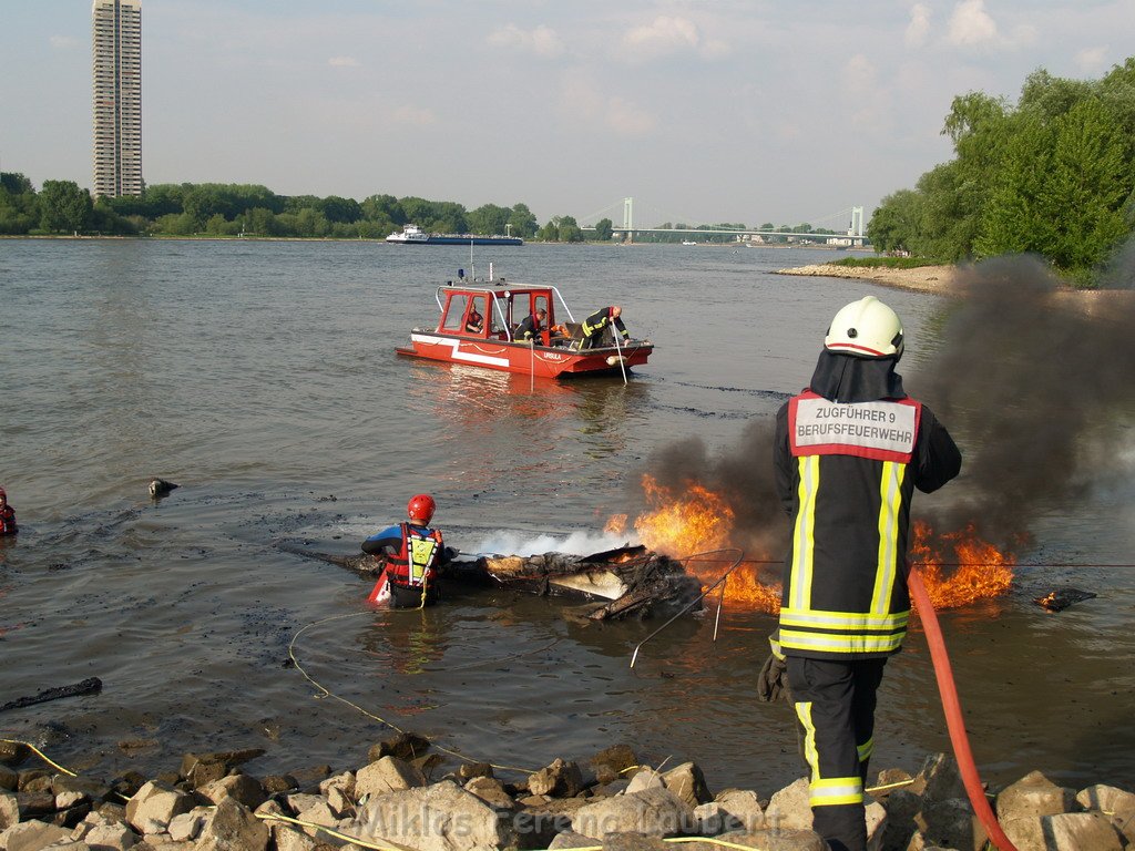 Kleine Yacht abgebrannt Koeln Hoehe Zoobruecke Rheinpark P130.JPG
